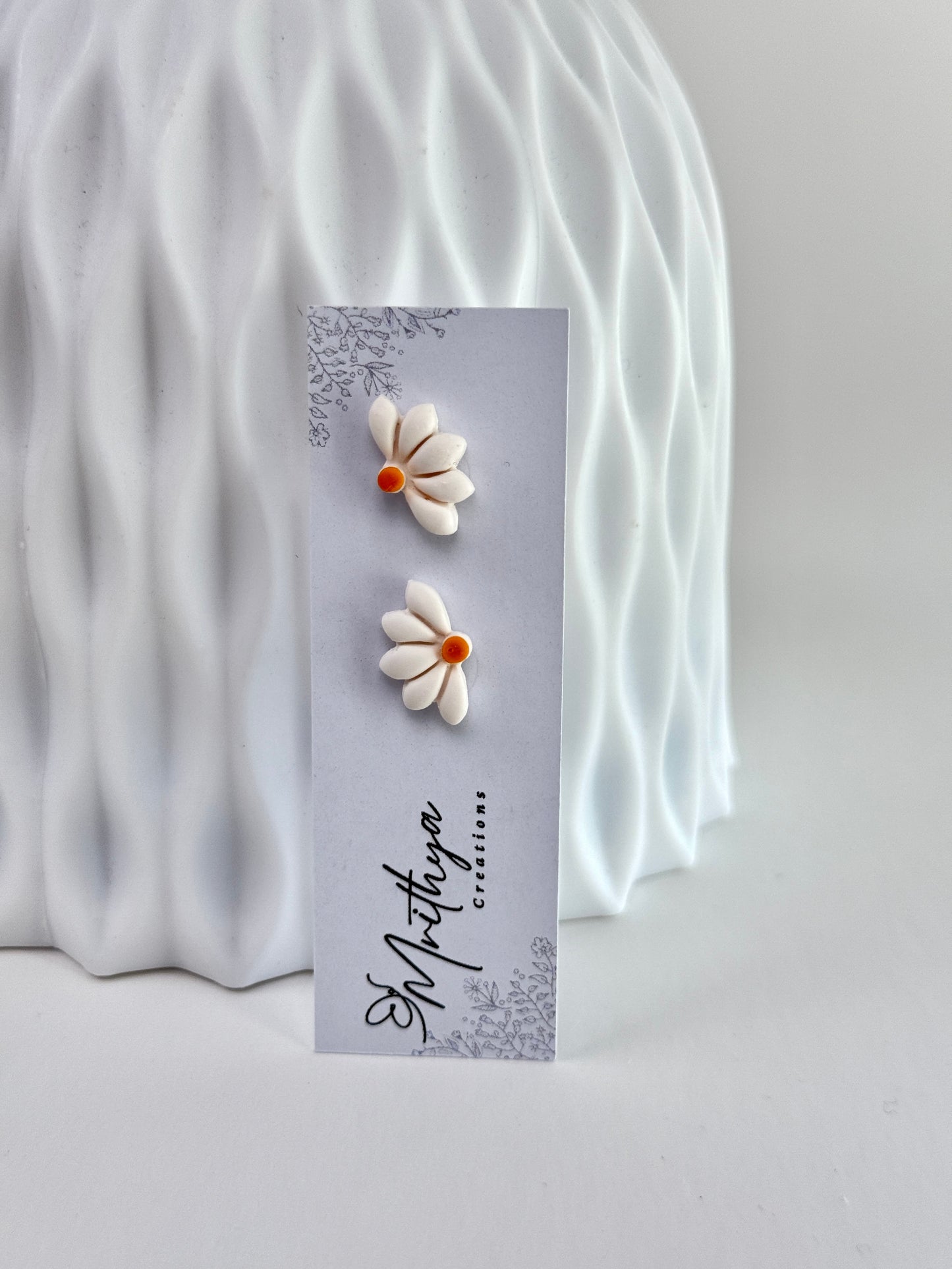 Half white daisy stud
