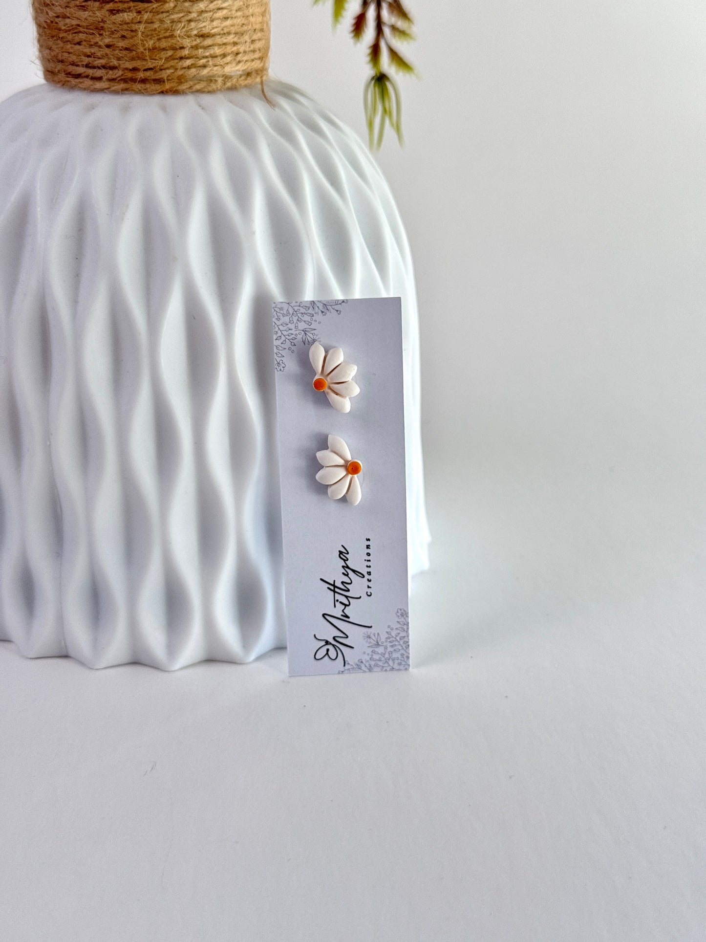 Half white daisy stud