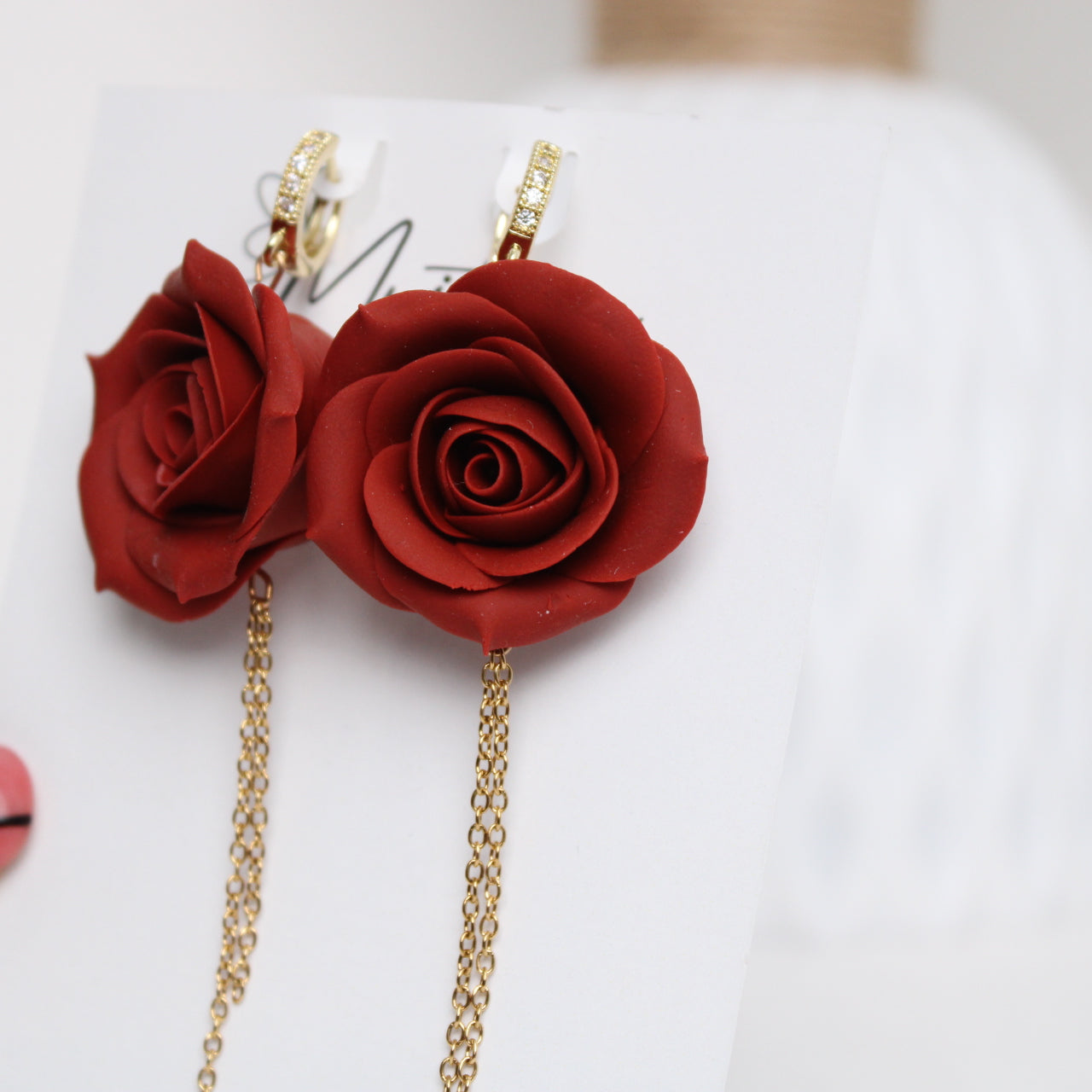 Small Red roses statement
